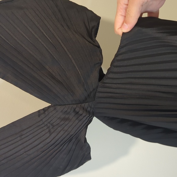 Abercrombie & Fitch Black Pleated Cutout Maxi Dress - Picture 6 of 9